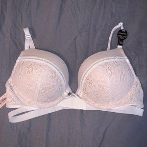 VS Bombshell Plunge “Adds 2 Cup Sizes” Bra